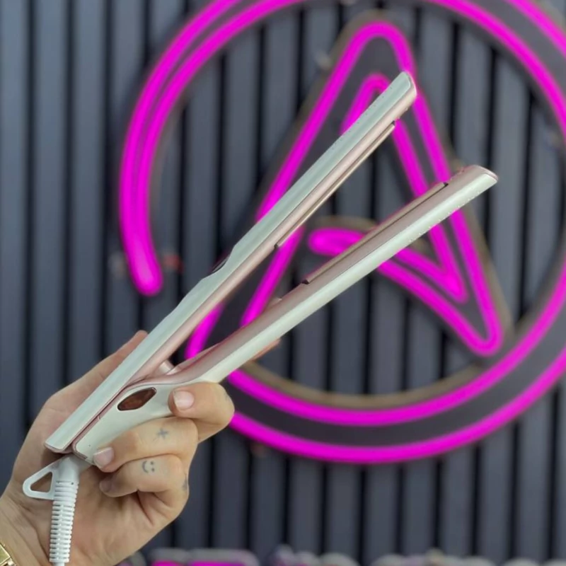 اتو باریک حرفه ای بابی ورس  روکش کامل تیتانیوم  بدنه فوق محکم و طراحی شیک  مخصوص فر کردن کرلی و شنیون  980درجه گرمایش