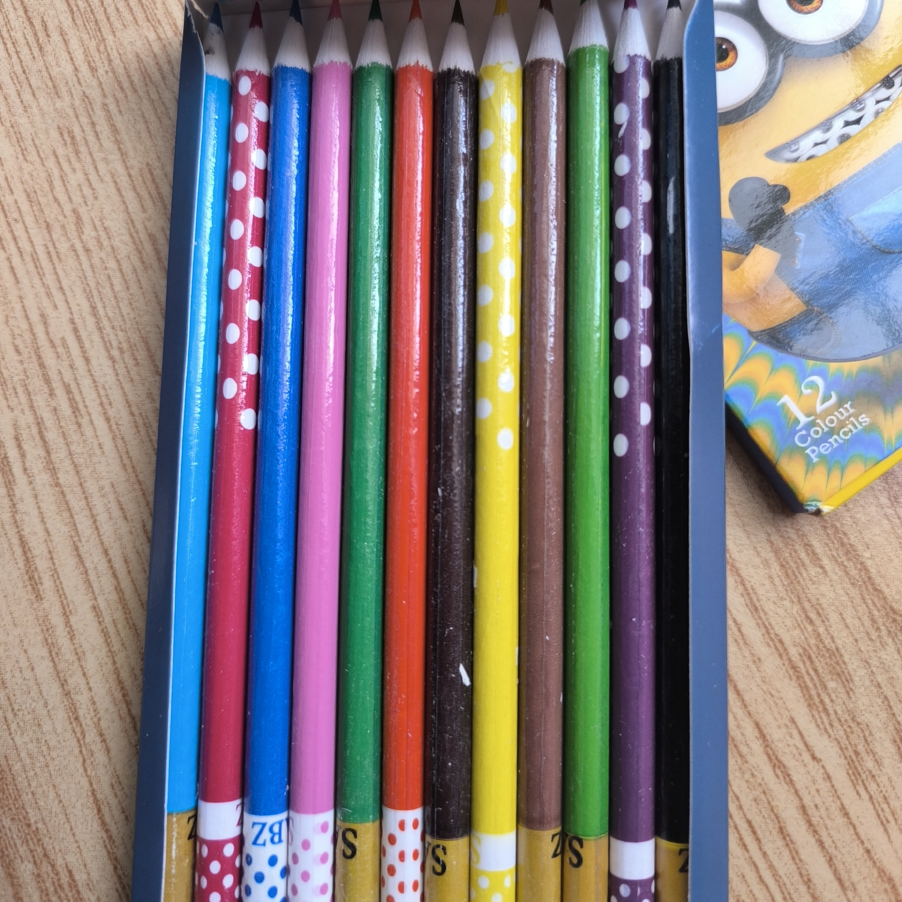 مدادرنگی 12 تایی جعبه مقوایی سبز( پس کرایه )