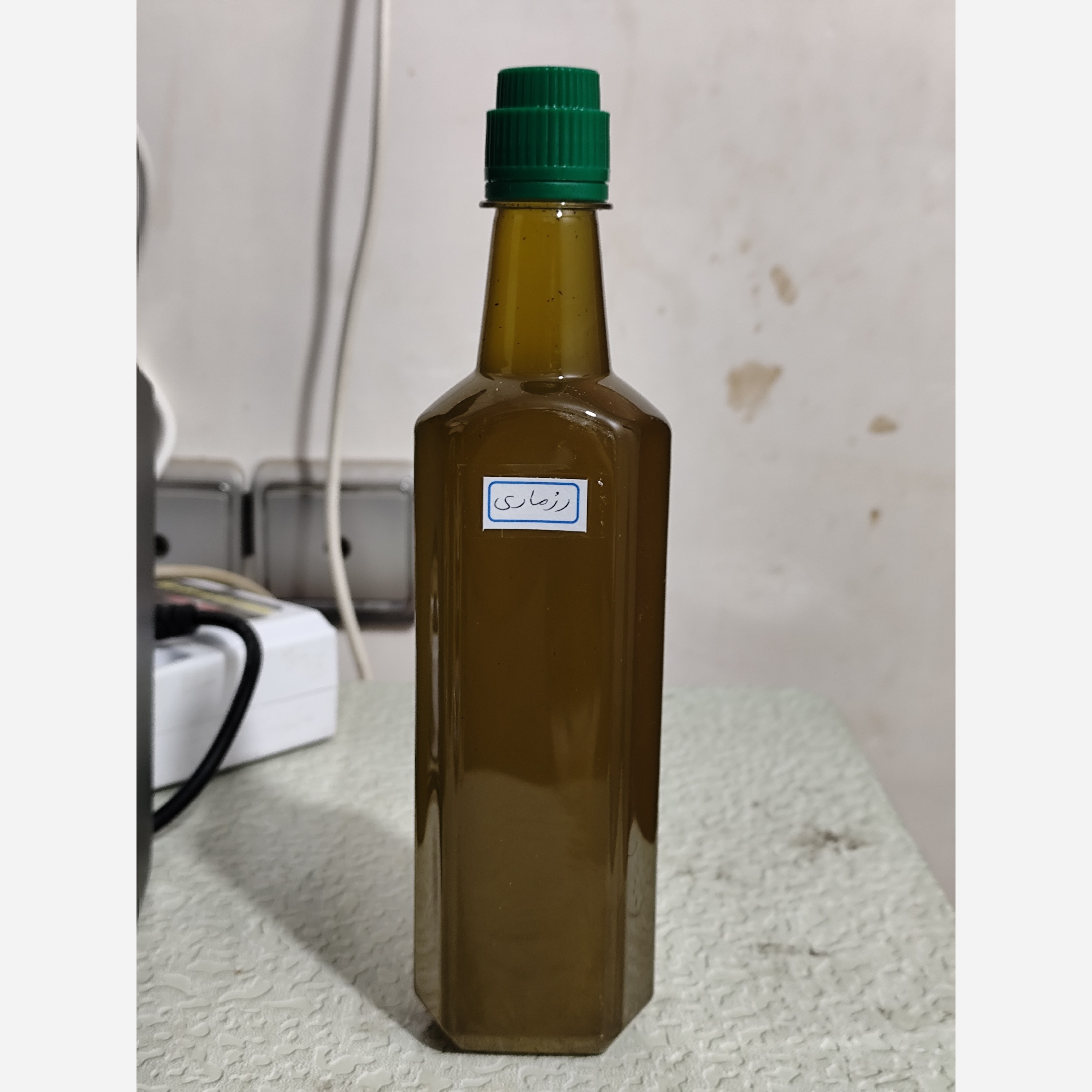 روغن رزماری اصل و خالص نیم لیتری (ریزش مو پرپشت کننده مو تقویت مژه و ابرو تقویت ریش و سبیل)
