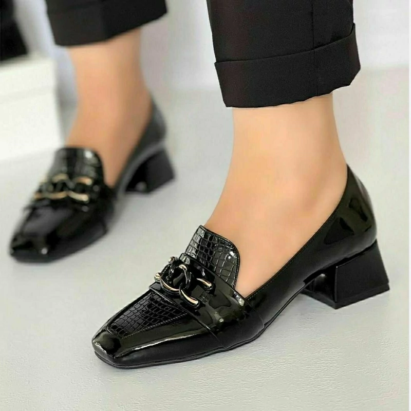 کالج ورنی شیک پاشنه دار مشکی زنانه دخترانه کفش کلاسیک مجلسی طبی پاشنه بلند زنجیری کارتیر چرم براق سنگی لژدار تابستونی