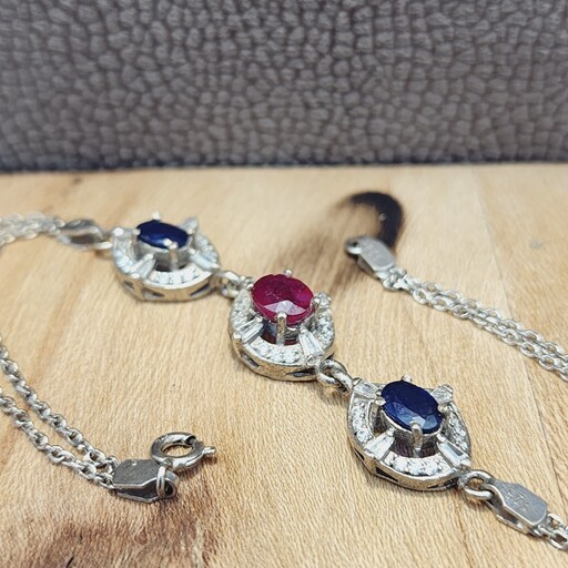 دستبند نقره زیبا زنانه با نگین های یاقوت سرخ و کبود  اصل و معدنی زیبا 