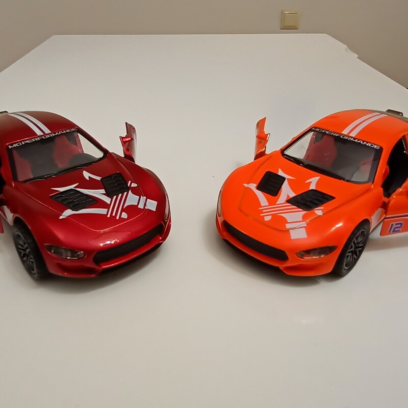 اسباب بازی ماشین مدل استون مارتین  در مقیاس یک چهل و هشتم در رنگ بندی میکس قرمز و  نارنجی