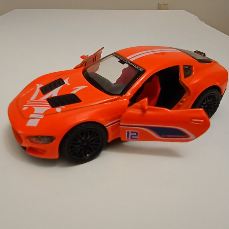 اسباب بازی ماشین مدل استون مارتین  در مقیاس یک چهل و هشتم در رنگ بندی میکس قرمز و  نارنجی