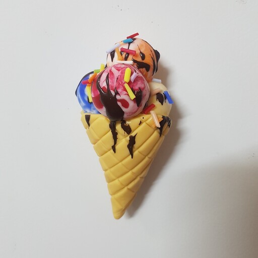 مگنت یخچال خمیری .ساخته شده با خمیر ایتالیایی طرح بستنی اسکوپی .رنگ اسکوپ ها قابل تغییره .قابل شست و شو .قد کار 10 سانت 