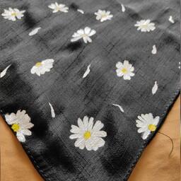 روسری نقاشی شده گل بابونه قواره  70سانت  رنگ درجه یک و قابل شستشو  
