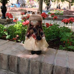 عروسک روسی دختر با لباس گرم و قهوه ای و کلاه خرسی 