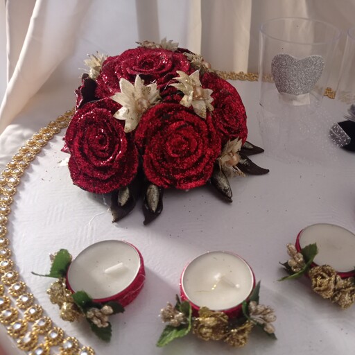 سینی حنای  برای مراسم عروسی و حنابندان  گلها  شده با حنا  خشک شده و دارای مقاومت و دوام باسیار بالا  هستند 