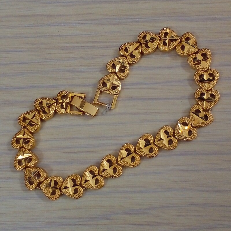 دستبند تراشکاری طرح طلا  رنگ طلایی مدل قلب بدلیجات مجلسی مشابه طلا کد 2