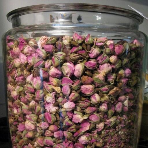 گل محمدی خشک شده غنچه ای. بسیار معطر مناسب برای انواع دمنوش و غذا. در بسته بندی های 100 گرمی 