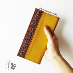 کیف موبایل و پول زنانه چرم طبیعی با سوزندوزی پته به رنگ زرد از صنایع دستی طا 