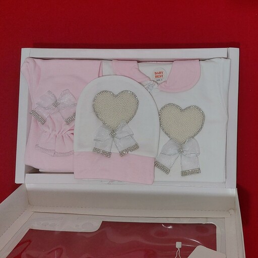 لباس نوزادی پنج تکه طرح قلب صورتی سفید سایز 1 ، 2  و3  ( با ارسال رایگان به سراسرکشور )