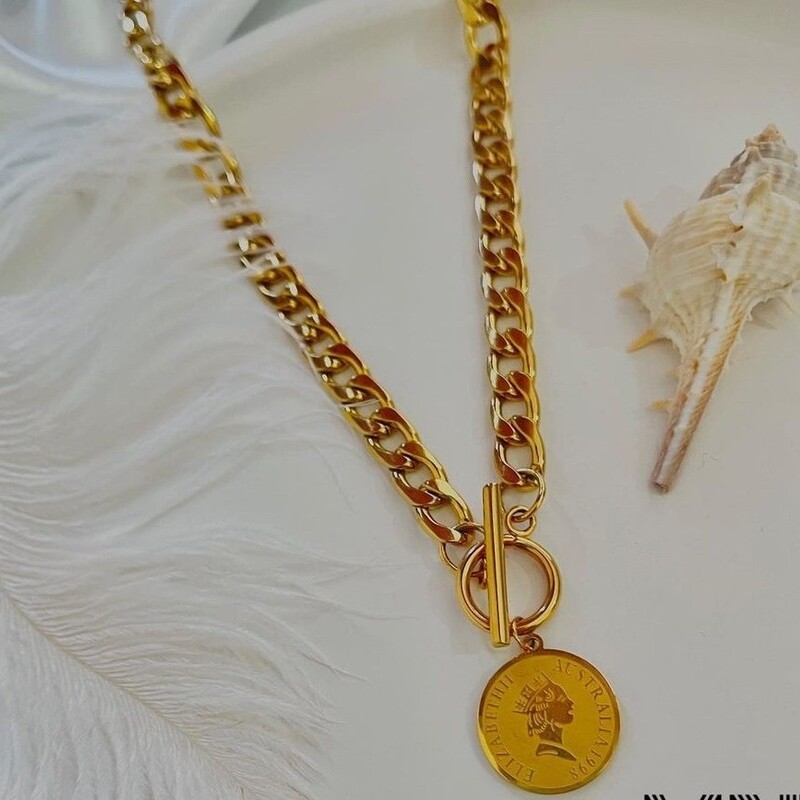گردنبند استیل کارتیر با قفل T و آویز الیزابت ، رنگ ثابت ضدحساسیت و آبکاری شده (طرح طلا)