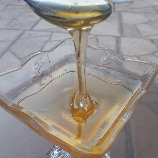 عسل طبیعی صاف نشده  بسته بندی یک کیلویی حاوی تکه های کوچک موم