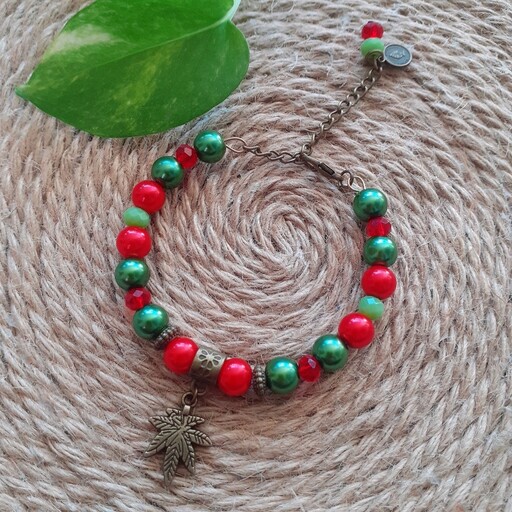 دستبند النگویی دستساز قرمز و سبز  مات و براق با آویز برگ (مناسب شب یلدا)