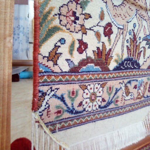 قطعه فرش دستباف  خشتی بیرجند نصب شده روی قاب چوبی دارای چنگک  برای آویزان کردن اشیا