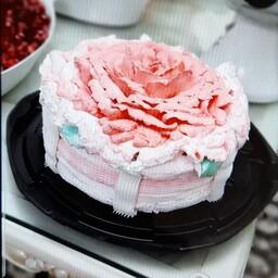 کیک خانگی خامه ای وانیلی طرح گل رز با وزن 1 کیلو و 500 گرم 