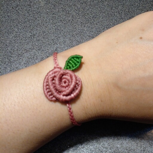 دستبند مکرومه دخترانه طرح گل رز