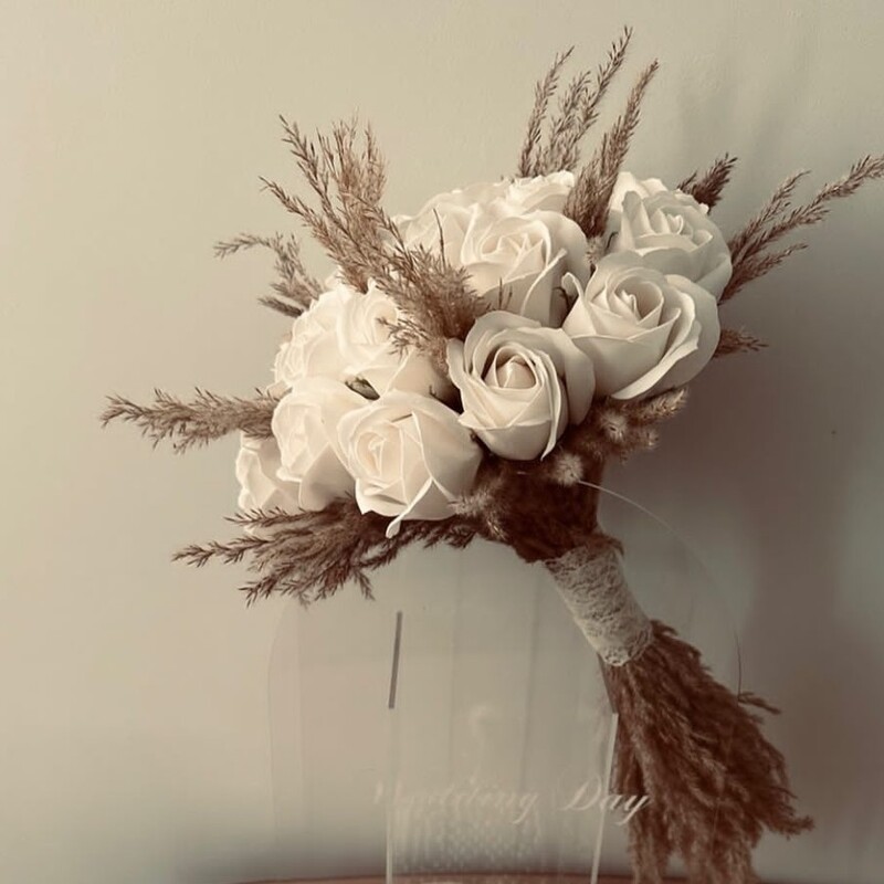 دسته گل عروس با گل های رز سفیدمصنوعی همیشگی و ماندگار