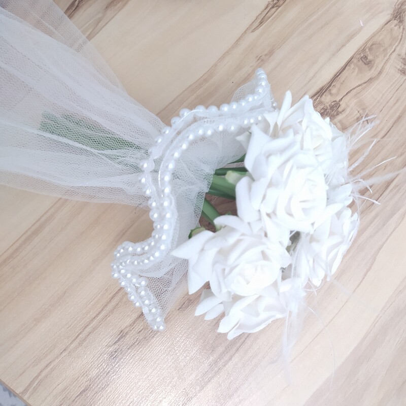 دسته گل عروس  رز سفید تزیین شده با در و مروارید متفاوت و جذاب 