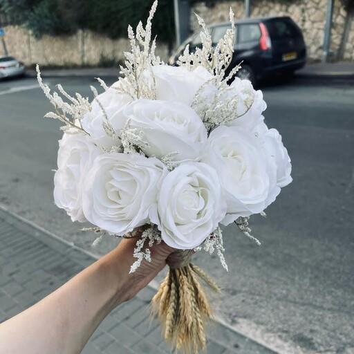 دسته گل عروس با گل های رز زیبا و جذاب بارنگ سفید 