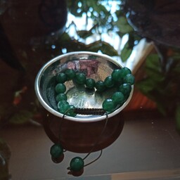 دستبند سنگ عقیق سبز  که هر دانه سنگ تراش خورده است و به دلیل رنگ منحصر  به فرد آن برای خانم ها و آقایان کاربرد دارد. 