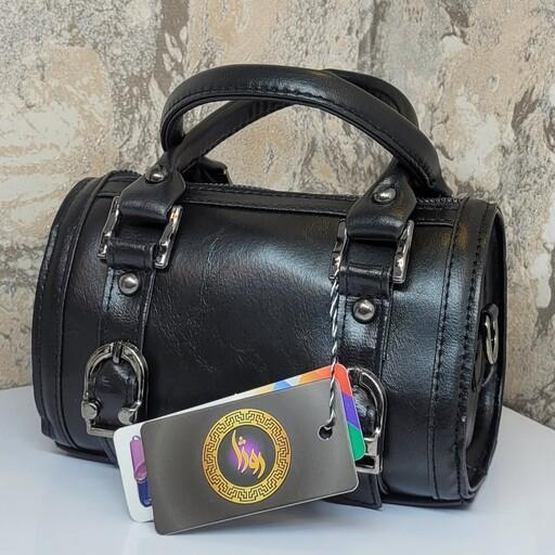 کیف مشکی کیف جادار و جذاب مدل صندوقی رنگ مشکی دارای بند بلند 