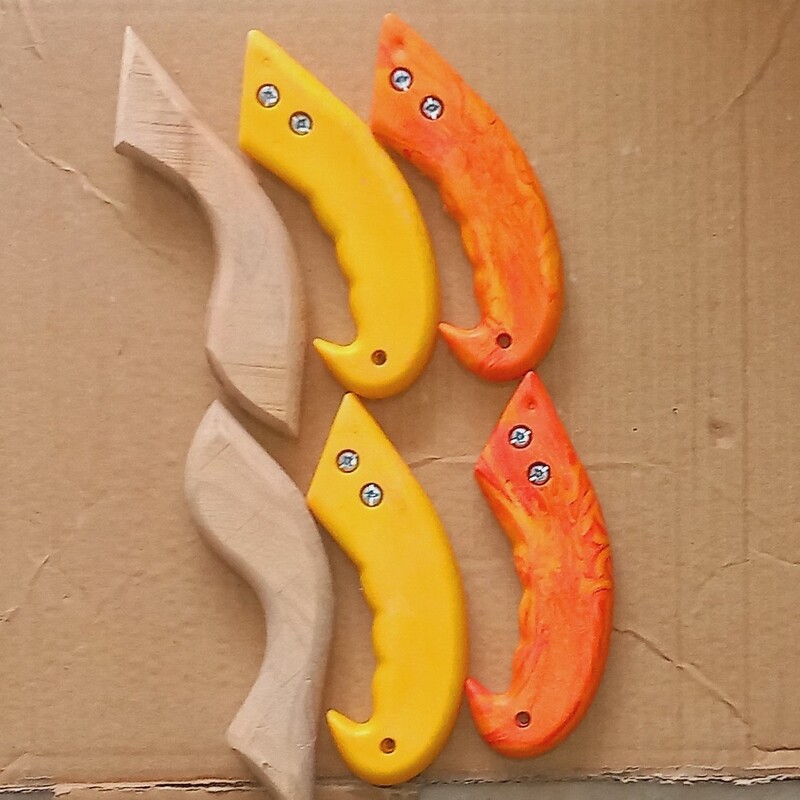 دسته اره پلاستیکی در دو رنگ زرد و نارنجی و دسته چوبی 