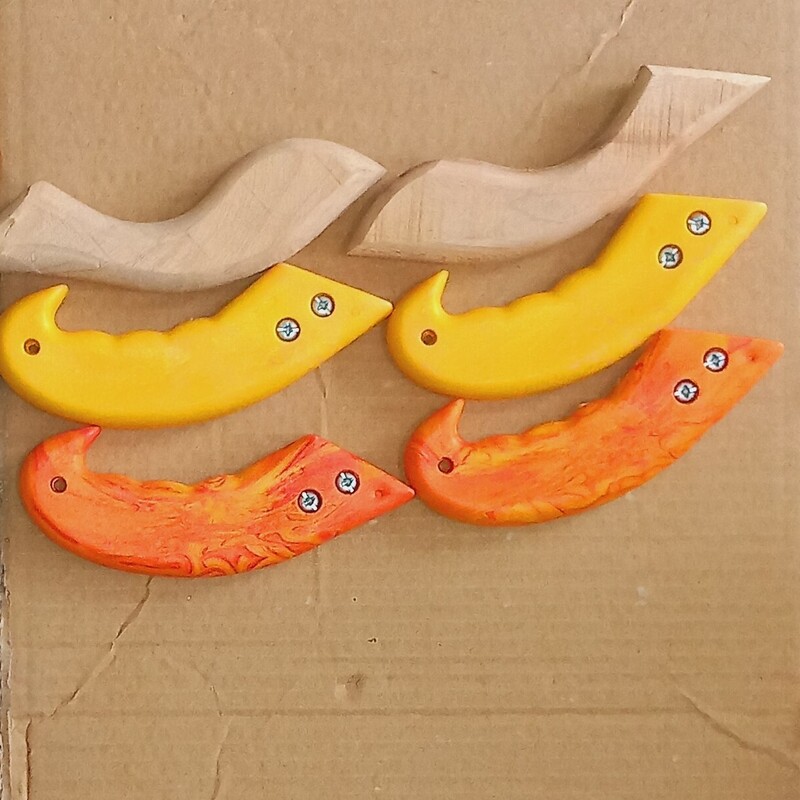دسته اره پلاستیکی در دو رنگ زرد و نارنجی و دسته چوبی 
