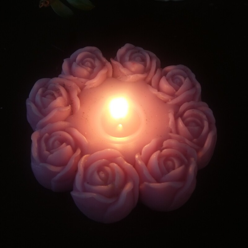  شمع به صورت دسته هشت تایی غنچه گل رز  با وزن پنجاه گرم با پارافین یک درصد و قابل سفارش به رنگ دلخواه شما  