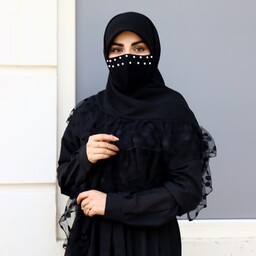 روسری مجلسی چین دار  تور  مشکی ویژه محرم ،  جنس وال اسلپ نخ و یا کرپ حریر کاری از مزون حجاب تبسم همراه با هدیه