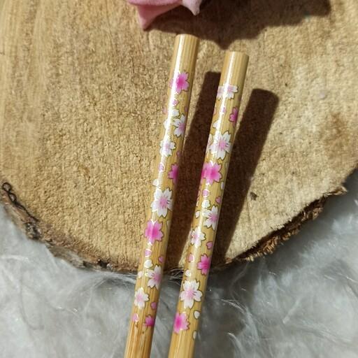 چاپستیک یا چوب غذاخوری ژاپنی چوبی با گلهای ریز صورتی