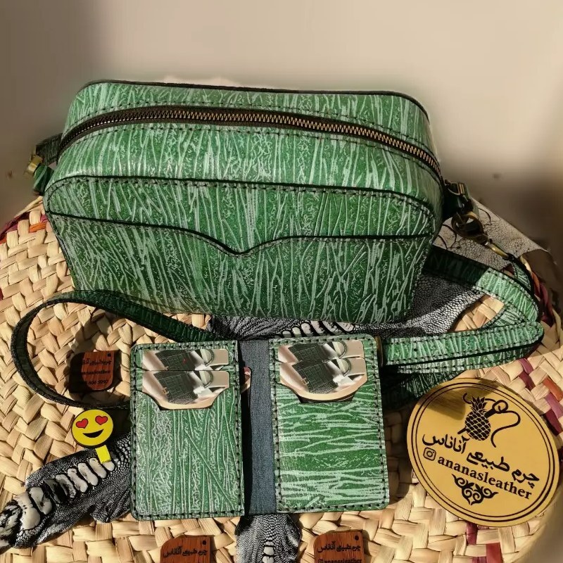 کیف دوشی زنانه دخترانه ساخته شده از چرم گاوی صفر تا صد دستدوز ست با جاکارتی دستد
