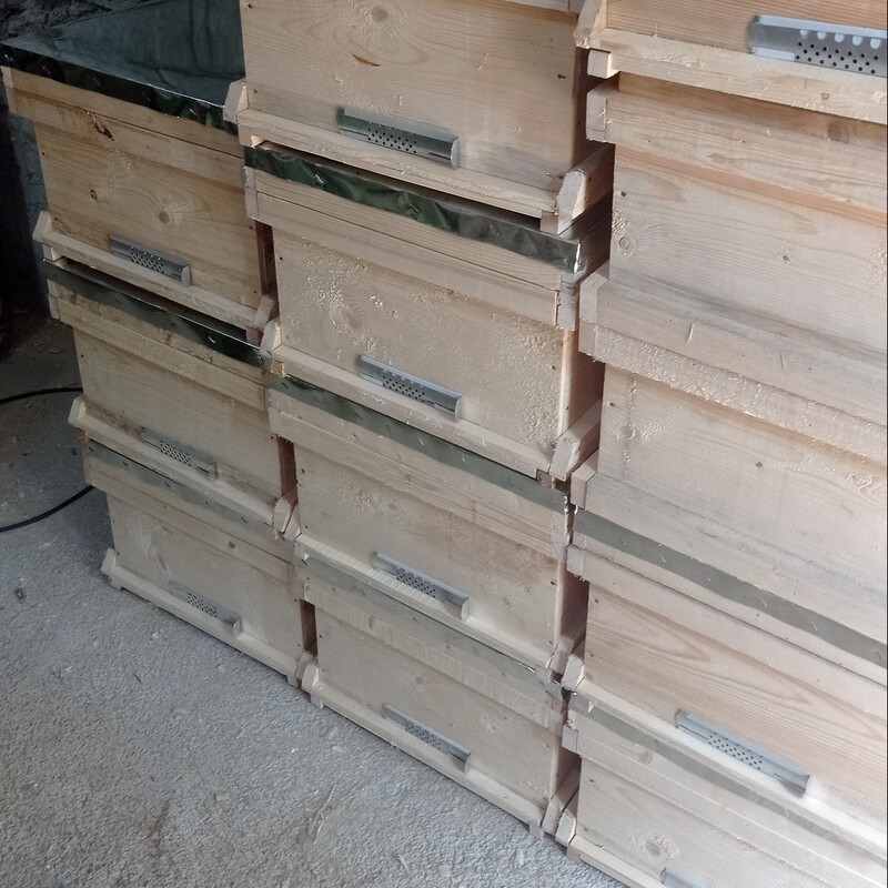 کندوی چوبی  زنبور عسل زیر و رو ورق گالوانیزه (ارسال با بار بری به صورت پس کرایه)