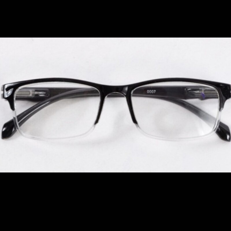 عینک طبی شماره مثبت 150صورتی میتونین شیشه مناسب خودتون رو جایگزین کنین.کائوچویی.هم زنانه هم مردانه