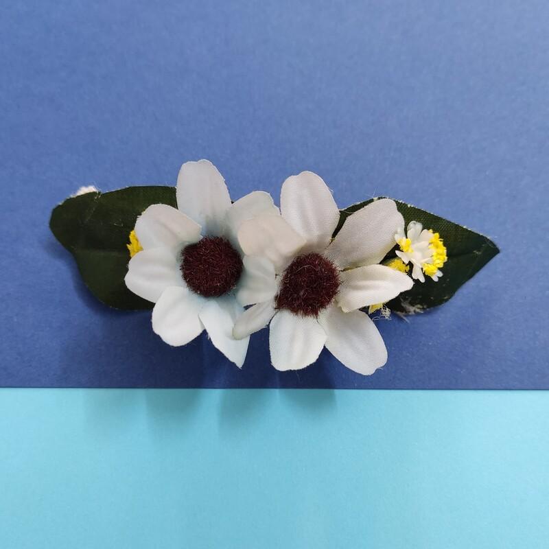 گل سر  مجلسی تهیه شده  از گل های مصنوعی باکیفیت 