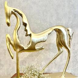 تندیس اسب در دو رنگ طلایی و نقره ای با پس کرلیه