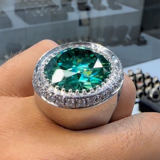انگشتر موزانایت سبز کاهویی درشت  با  رکاب دست ساز سفارشی مخراجکاری شده با الماس طبیعی 