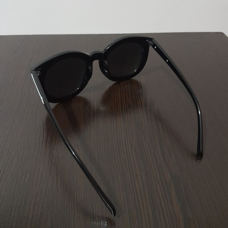 عینک آفتابی گربه ای، رنگ نقره ای ، شیشه آینه ای واضح ، 30 گرم ، با دستمال و قاب