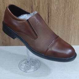 کفش مجلسی سناتور بندی شرانگ
راحت و بادوام 
مناسب برای استفاده روزمره و مجلسی
رنگ موجود عسلی
