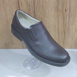 کفش تمام چرم مدل گریدر بی بند فرزین
زیره پی یو
راحت و بادوام 
مناسب برای استفاده روزمره و مجلسی
رنگ موجود قهوه ای