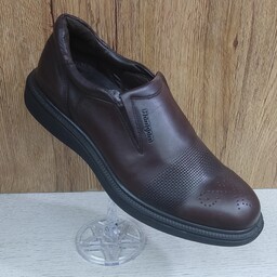 کفش تمام چرم مدل 241
زیره پی یو
راحت و بادوام 
مناسب برای استفاده روزمره و مجلسی
رنگ موجود قهوه ای