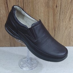 کفش تمام چرم مدل گریدر بی بند فرزین
زیره پی یو
راحت و بادوام 
مناسب برای استفاده روزمره و مجلسی
رنگ موجود مشکی