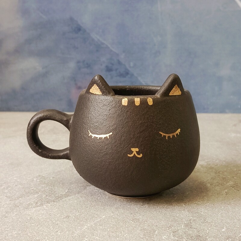 فنجان فانتزی سرامیکی دست ساز (طرح گربه)رنگ مشکی طلا کاری شده مناسب انواع نوشیدنی سرد و گرم