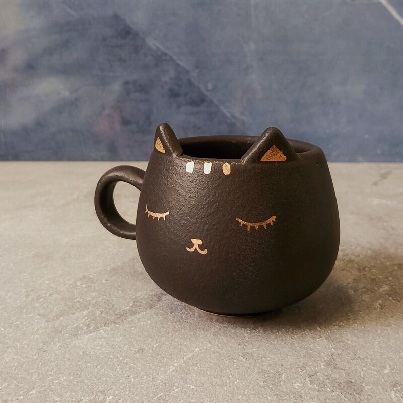 فنجان فانتزی سرامیکی دست ساز (طرح گربه)رنگ مشکی طلا کاری شده مناسب انواع نوشیدنی سرد و گرم