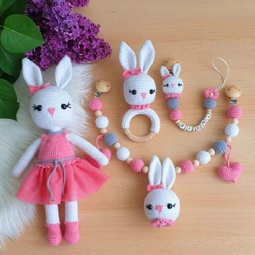 ست جغجغه، بند پستونک، آویز و عروسک بافتنی طرح خرگوش مناسب سیسمونی و هدیه قابل اجرا با رنگ مورد نظر شما