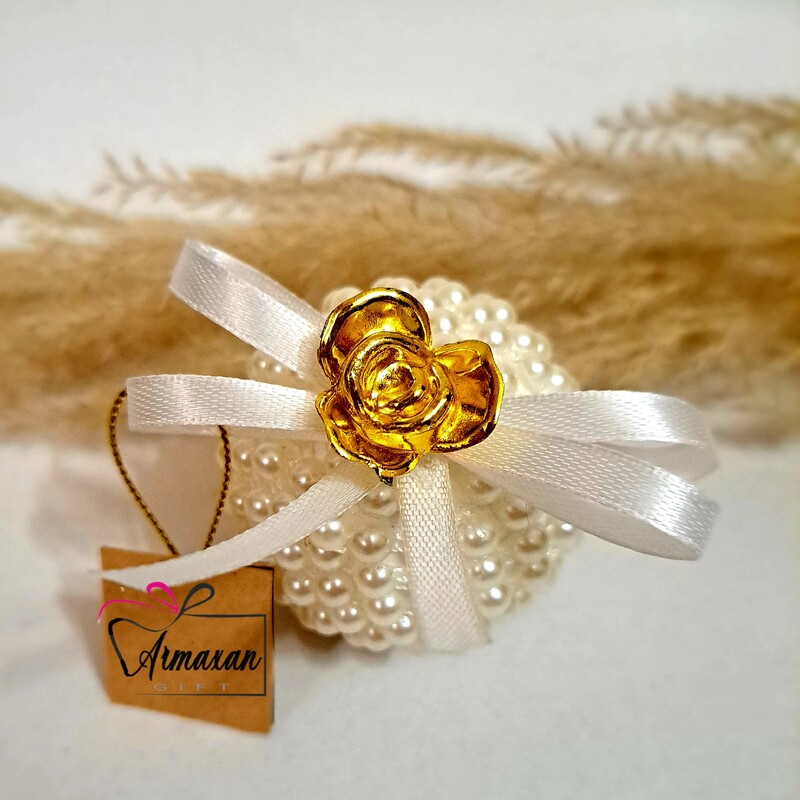گیفت عقد و عروسی گوی مرواریدی با گل طلایی و سفید در دو اندازه