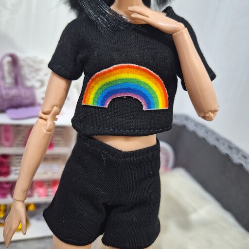 لباس عروسک باربی شامل تیشرت رنگین کمونی و شلوارک مشکی مناسب باربی لاغر 