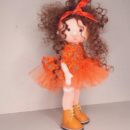 عروسک مهربان دختر فشن با موی فر و  لباس تم نارنجی