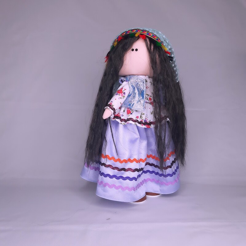 عروسک  لباس محلی با دامن و لباس گلدار بنفش