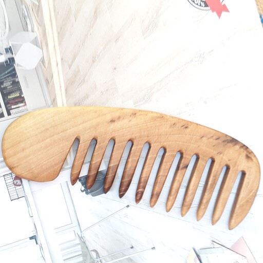 شانه چوبی گردو بی دسته دندانه درشت لبه حالت دار قطر7میلیمتر عرض 6 دستساز چوبکده بید سفید